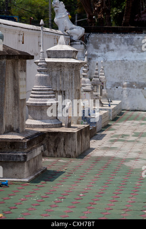 Poco Chedis nel tempio Wat Muen Lan in Chiang Mai Foto Stock