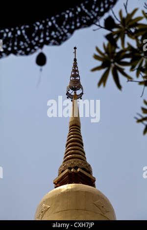 Chedi dorato del tempio Wat Phan n in Chiang Mai Foto Stock