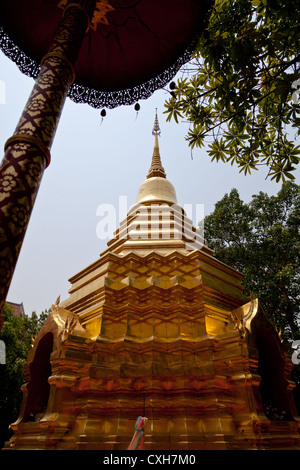 Chedi dorato del tempio Wat Phan in Chiang Mai in Thailandia Foto Stock