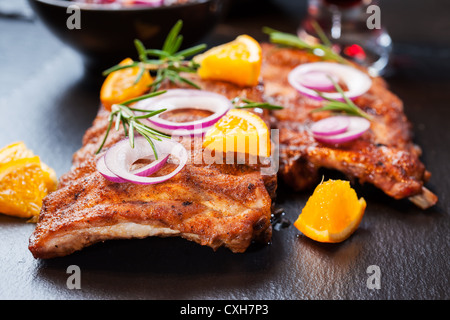 Barbeque costolette marinato in salsa di arancio con erbe e vino Foto Stock
