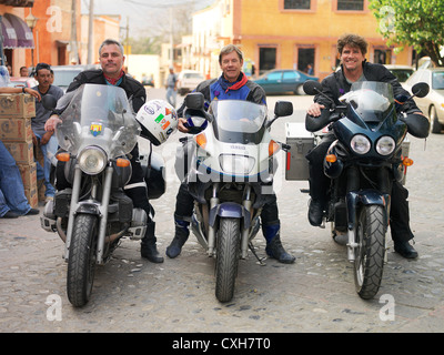 Pat Kelly, James Murdoch, Tim Bearden, tre bikers posare per un ritratto durante un viaggio in Messico Foto Stock