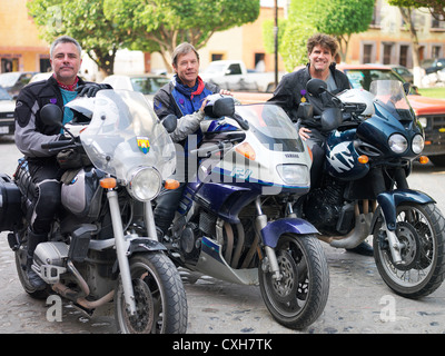 Pat Kelly, James Murdoch, Tim Bearden, tre bikers posare per un ritratto durante un viaggio in Messico Foto Stock