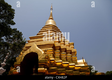 Chedi dorato del tempio Wat Phan in Chiang Mai in Thailandia Foto Stock