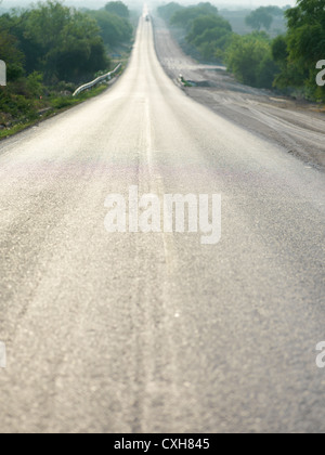 Autostrada 70, una corsa sulla lunga strada aperta attraverso il deserto al tramonto. Sulla strada per San Luis Potosí. Foto Stock