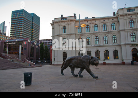 Jernbanetorget la piazza di fronte alla stazione ferroviaria principale Sentrum centrale di Oslo Norvegia Europa Foto Stock