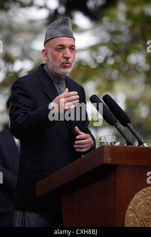 Il Presidente afgano Hamid Karzai durante una conferenza stampa con il Segretario di Stato americano Hillary Rodham Clinton al Palazzo Presidenziale a Kabul il 20 ottobre 2011a Kabul, Afghanistan. Foto Stock