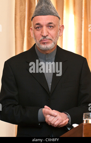 Il Presidente afgano Hamid Karzai durante una conferenza stampa presso il palazzo presidenziale Dicembre 22, 2009 a Kabul, Afghanistan. Foto Stock