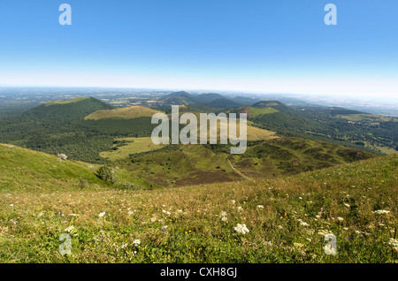 Vista dal Puy de Dome sul paesaggio vulcanico della Chaine des Puys, Auvergne Francia, Europa Foto Stock