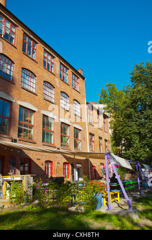 Bar ristorante Syng lungo il fiume Akerselva in un convertito ex edificio industriale quartiere Grünerløkka Oslo Norvegia Europa Foto Stock