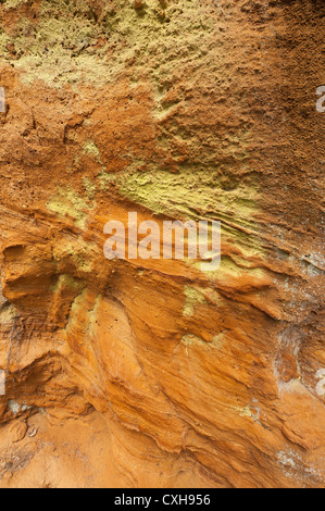 Greensand Ridge depositi di arenaria come diversi strati e ricchi colori arancione ai piedi di una ripida rupe isolata di fronte Foto Stock