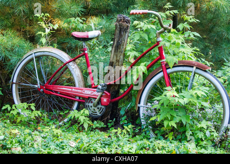 Vecchio rosso noleggio cruiser con cromo parafanghi Foto Stock