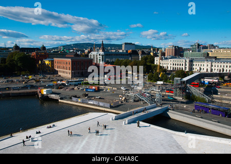 Kirsten Flagstads Plass fuori Operahuset Opera House di Bjorvika Sentrum distretto centrale di Oslo Norvegia Europa Foto Stock