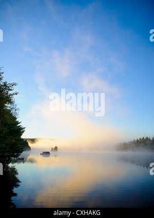 Foschia mattutina lungo il San Giovanni nel fiume New Brunswick Canada Foto Stock