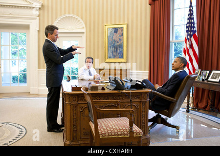 Il Presidente Usa Barack Obama incontra con il Segretario al Tesoro Timothy Geithner e economica nazionale direttore del Consiglio Gene Sperling Agosto 5, 2011 nell'Ufficio Ovale della Casa Bianca. Foto Stock