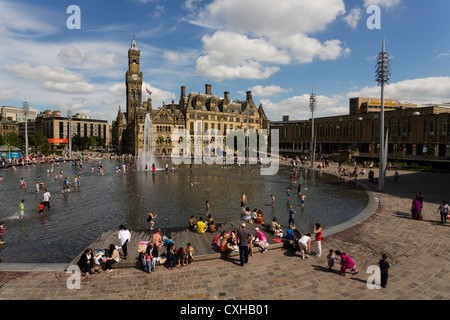 Le persone che si godono il parco della città di acqua in funzione Centenary Square Bradford. Foto Stock