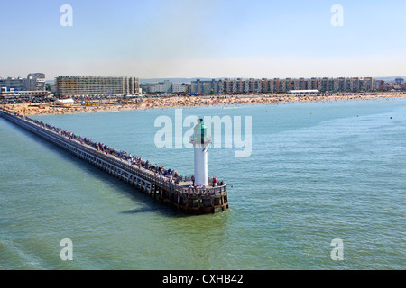 Estremità della parete del porto e della spiaggia di Calais, Francia Foto Stock