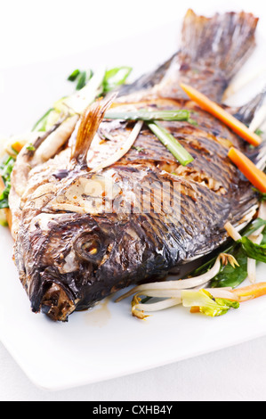 Tilapia fritti con verdure Foto Stock