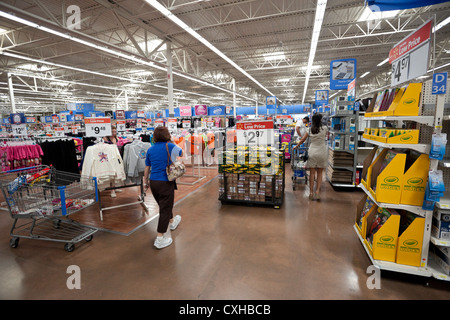 Interno di un Walmart store a Miami, Florida, Stati Uniti d'America. Foto Stock