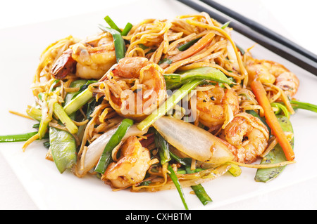 Stir-Fried tagliatelle con gamberi und verdure Foto Stock