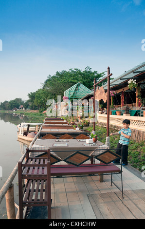 Il Riverside Restaurant e Bar, Mae Nam, Ping Ping (Fiume), Chiang Mai, Thailandia Foto Stock