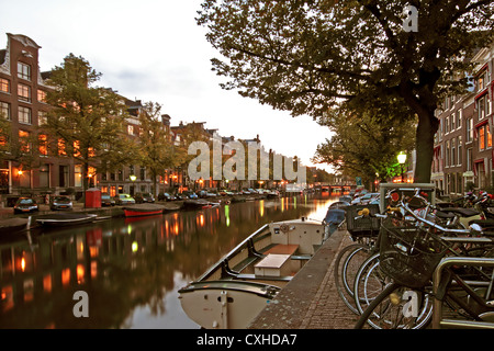 Streetview in Amsterdam Paesi Bassi al crepuscolo Foto Stock