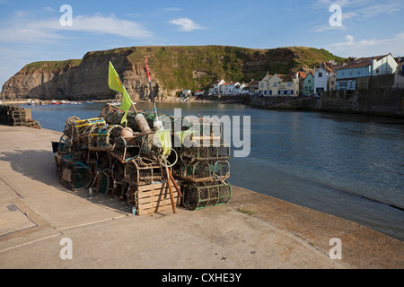 Aragosta bicchieri impilati nel porto di Staithes North Yorkshire Regno Unito Foto Stock