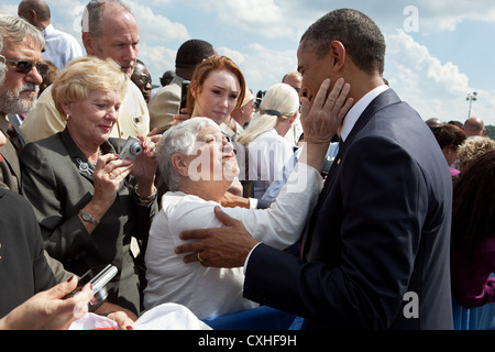 Il Presidente Usa Barack Obama saluta una donna in seguito ad una cerimonia per commemorare il decimo anniversario degli attacchi dell'11 settembre contro gli Stati Uniti 11 settembre 2011 presso il volo 93 National Memorial a Shanksville, Pennsylvania. Foto Stock