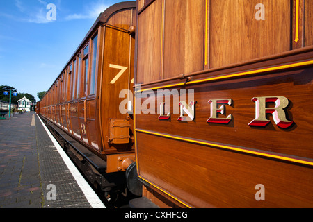 Vintage LNER Materiale rotabile sulla linea di papavero North Norfolk Ferrovia a Sheringham Norfolk Inghilterra Foto Stock