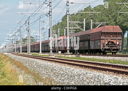 Treno merci nella campagna dai Paesi Bassi Foto Stock