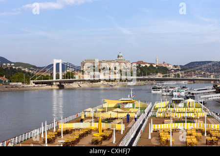 Navi passeggeri con ristorante sul ponte, ancorato sul Danubio a budapest, Ungheria. Foto Stock