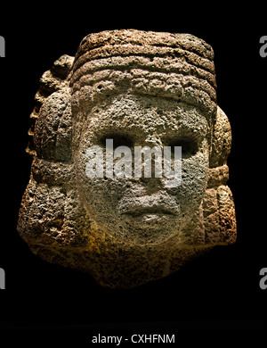 Scultura in pietra di basalto scolpita dagli Aztechi Mexica precolombiani raffigurante la testa della dea dell'acqua Chalchiuhtlicue, databile dal XV al primo XVI secolo d.C., Foto Stock