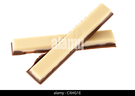 Due dita di bar di Kit Kat Cookies e della crema di latte Foto Stock