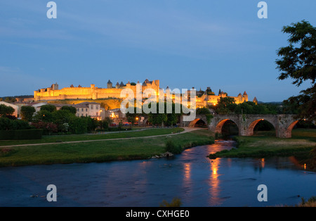 La città medievale di Carcassonne di notte Foto Stock