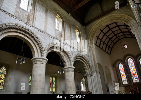 Prominente arcate Normanne nella chiesa di St Andrew e St Cuthman, Steyning, West Sussex, Regno Unito Foto Stock