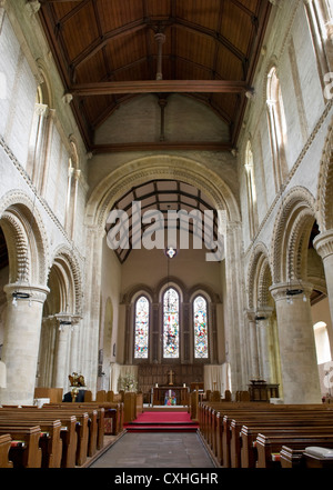 Prominente arcate Normanne nella chiesa di St Andrew e St Cuthman, Steyning, West Sussex, Regno Unito Foto Stock