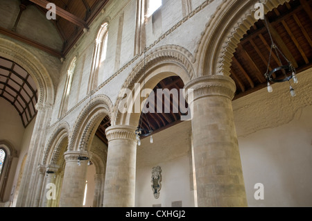 Prominente arcate Normanne nella chiesa di St Andrew e St Cuthman, Steyning, West Sussex, Regno Unito Foto Stock