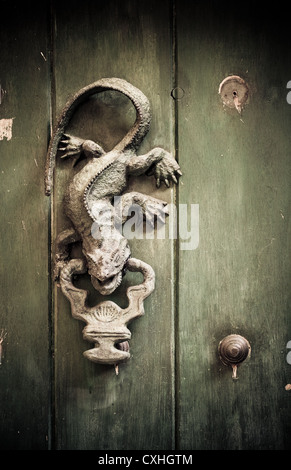 Close-up di vecchie porte Cartagena, Colombia Foto Stock