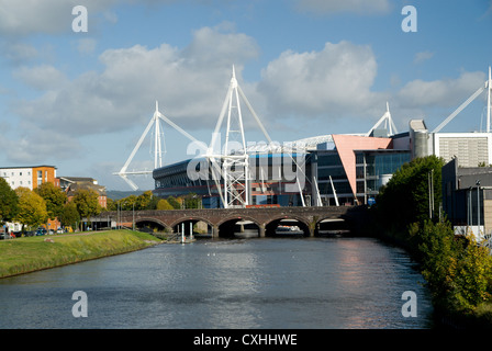 Millennium Stadium river bus e il fiume Taff Cardiff Galles del Sud Foto Stock