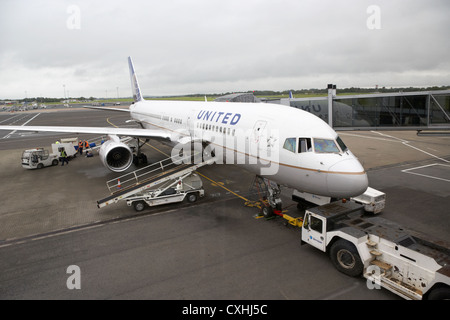 Tirare in corrispondenza della parte anteriore della United Airlines Boeing 757 a Belfast International Airport Foto Stock