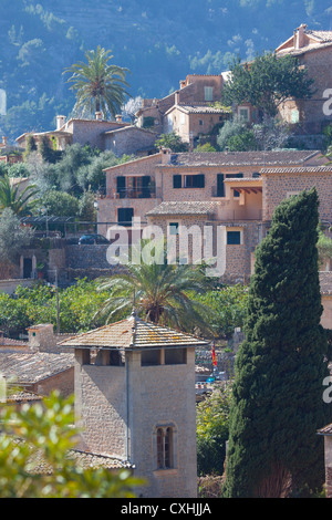 Il villaggio di montagna di Deia a Mallorca, Spagna Foto Stock