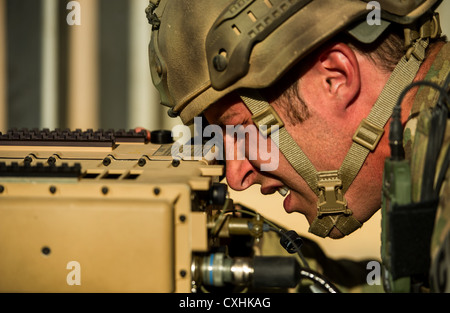 Us Air force 1lt. drew parchi, giunto di attacco terminale controller, 82aria expeditionary supportano operazioni squadrone, utilizza un bersaglio laser designatore per contrassegnare il bersaglio per un laser guidato bomba su sept. 11, 2012, Asia sud-ovest. jtac è stabilire e mantenere il comando e il controllo di comunicazione, di controllo del traffico aereo, navale pistola fuoco e fornire il terminale di precisione di guida di attacco degli Stati Uniti e le forze della coalizione chiudere il supporto aereo. parchi natale è hampstead, N.C Foto Stock