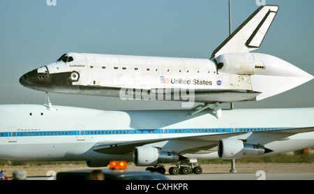 Nasa space shuttle endeavour, arroccato in cima a una modifica Boeing 747-100 aereo di linea, terre alla partenza/arrivo airfield gruppo di controllo a Biggs Army Airfield sep. 20. Il tentativo è stato decommsioned e stava facendo il suo modo attraverso il paese di Edwards Air base foce, prima di passare alla sua permanente casa di riposo al California Science Center di Los Angeles. Foto Stock