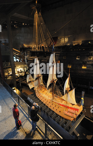 Il modello e l'originale conserve di nave da guerra Vasa presso il Vasa Museum di Stoccolma Djurgarden, Stockholms Lan, Svezia Foto Stock
