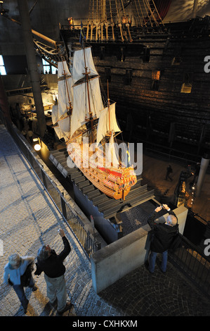 Il modello e l'originale conserve di nave da guerra Vasa presso il Vasa Museum di Stoccolma Djurgarden, Stockholms Lan, Svezia Foto Stock