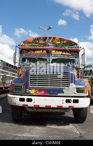 Decorate luminosamente autobus locali (pollo autobus) in Panama City, Panama America Centrale Foto Stock