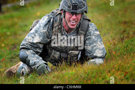 Base comune elmendorf-richardson, Alaska -- cpl. sean gregory, 545th polizia militare società di prato grove, Neb., basso-crawl attraverso un campo con una pratica hand grenade, giovedì, sept. 20, 2012. soldati della 545th polizia militare company eseguire attraverso le stazioni in kraft hand grenade gamma sulla base comune elmendorf-richardson. i soldati erano rinfrescanti le loro competenze con impiegando pratica bombe a mano in vari scenari a più bersagli simulata prima di lanciare granate dal vivo. Foto Stock