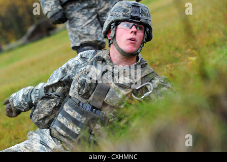 Base comune elmendorf-richardson, Alaska -- cpl. sean gregory, 545th polizia militare società di prato grove, Neb., getta una pratica hand grenade, giovedì, sept. 20, 2012. soldati della 545th polizia militare company eseguire attraverso le stazioni in kraft hand grenade gamma sulla base comune elmendorf-richardson. i soldati erano rinfrescanti le loro competenze con impiegando pratica bombe a mano in vari scenari a più bersagli simulata prima di lanciare granate dal vivo. Foto Stock