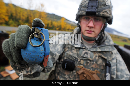 Base comune elmendorf-richardson, Alaska -- sgt. Austin patocka, enid, okla., assegnato alla 545th polizia militare company, detiene una pratica hand grenade , giovedì, sept. 20, 2012. soldati della 545th polizia militare company eseguire attraverso le stazioni in kraft hand grenade gamma sulla base comune elmendorf-richardson. i soldati erano rinfrescanti le loro competenze con impiegando pratica bombe a mano in vari scenari a più bersagli simulata prima di lanciare granate dal vivo. Foto Stock