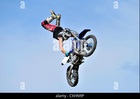 Un pilota di motocross predefinizione di una antenna stunt Foto Stock