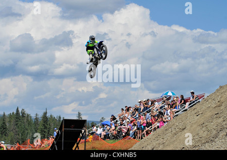 Un pilota di motocross predefinizione di una antenna stunt Foto Stock